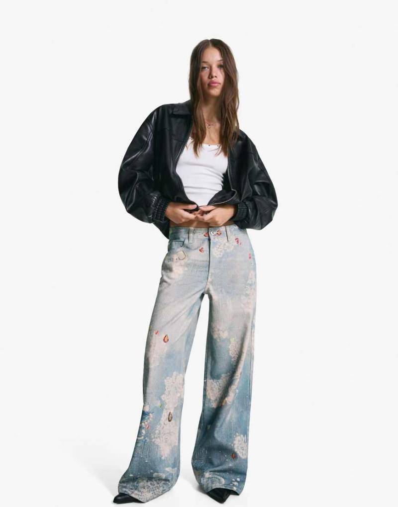 Bershka - Jeans in Denimblau mit weitem Bein und Print von Bershka