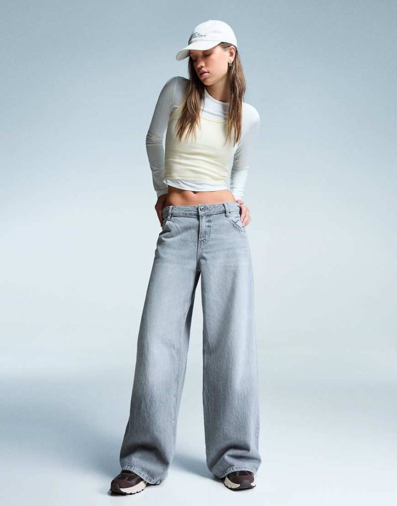Bershka - Jeans in Hellgrau mit weitem Bein und niedrigem Bund von Bershka