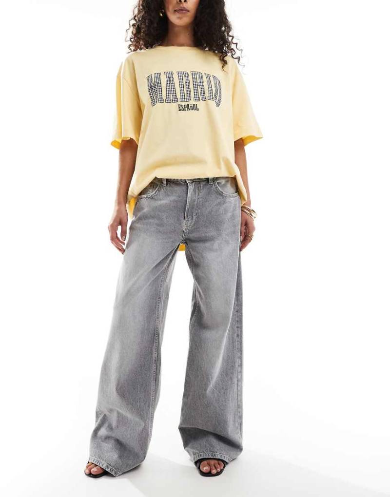 Bershka - Jeans in Hellgrau mit weitem Bein von Bershka