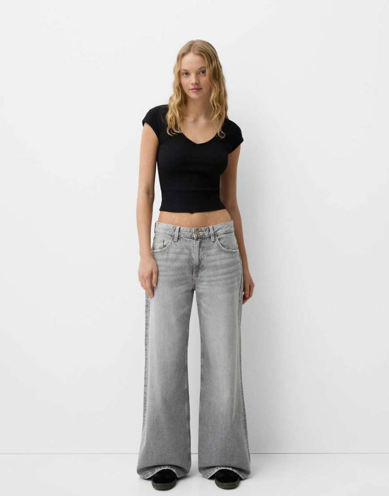 Bershka - Jeans in Hellgrau mit weitem Bein von Bershka