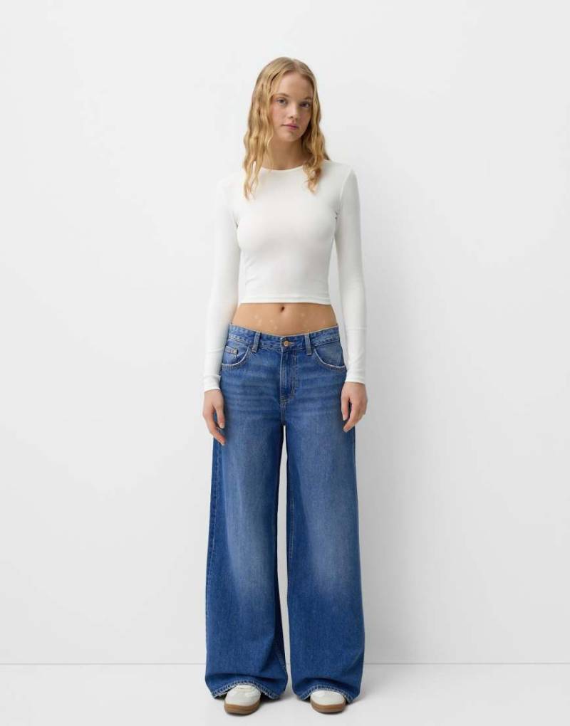 Bershka - Jeans in Jeansblau mit weitem Bein von Bershka