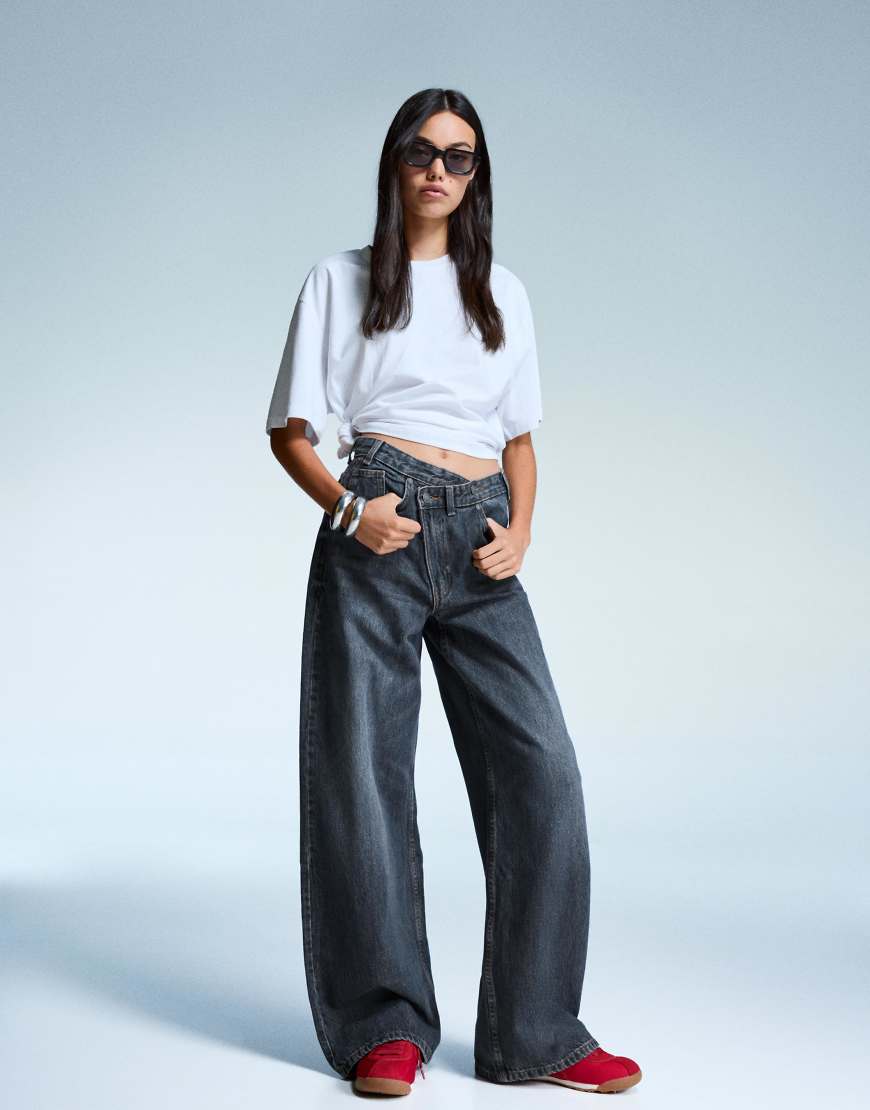 Bershka - Jeans in Jeansblau mit weitem Bein von Bershka