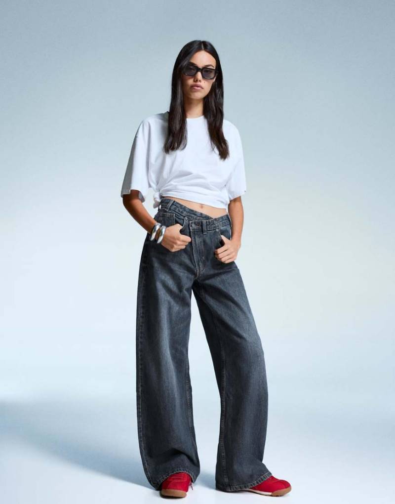 Bershka - Jeans in Jeansblau mit weitem Bein von Bershka