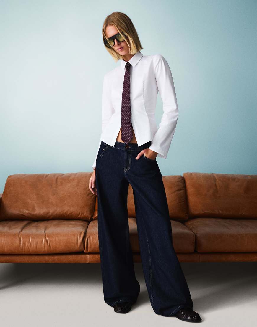 Bershka - Jeans in Marineblau mit weitem Bein und niedrigem Bund von Bershka