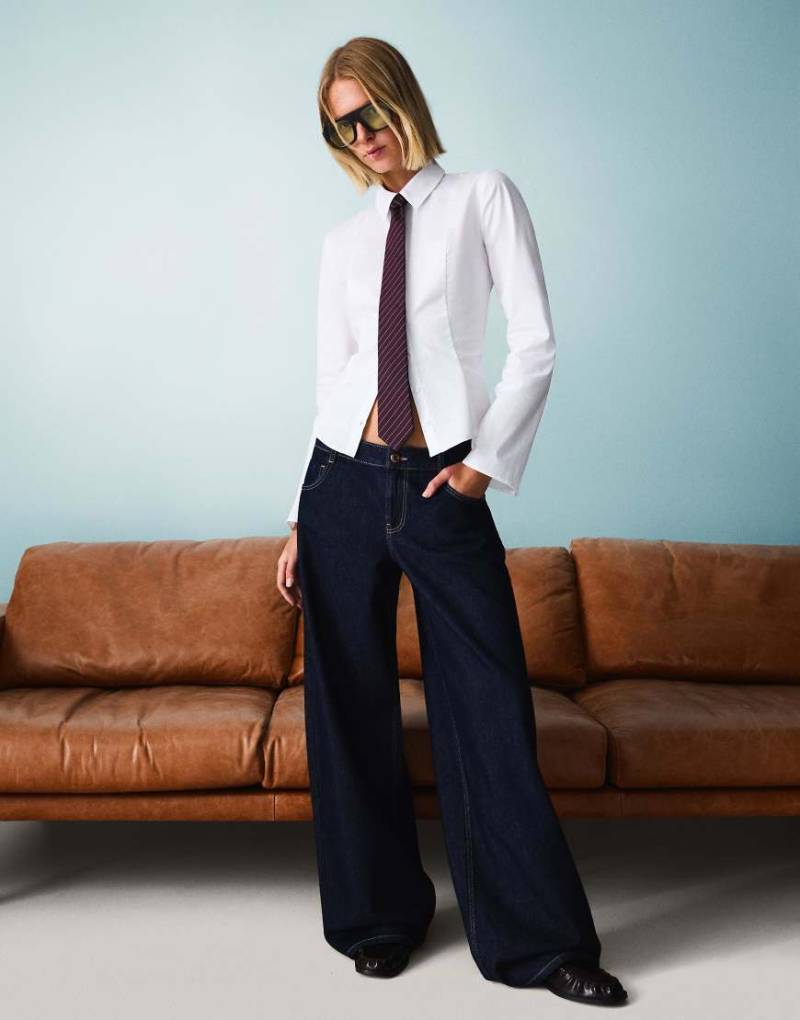 Bershka - Jeans in Marineblau mit weitem Bein und niedrigem Bund von Bershka