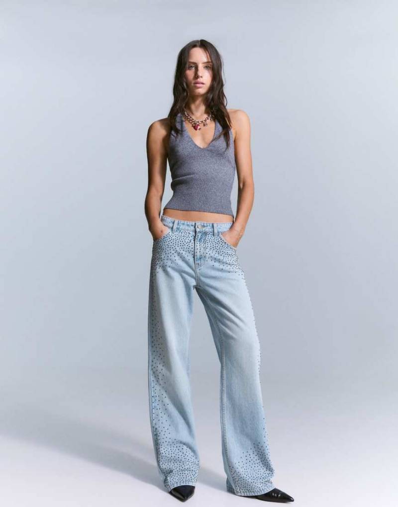Bershka - Jeans in Mittelblau mit weitem Bein, geradem Schnitt und Strassverzierung von Bershka