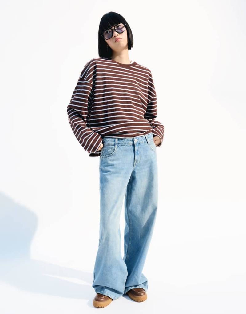 Bershka - Jeans in Mittelblau mit weitem Bein und niedrigem Bund von Bershka