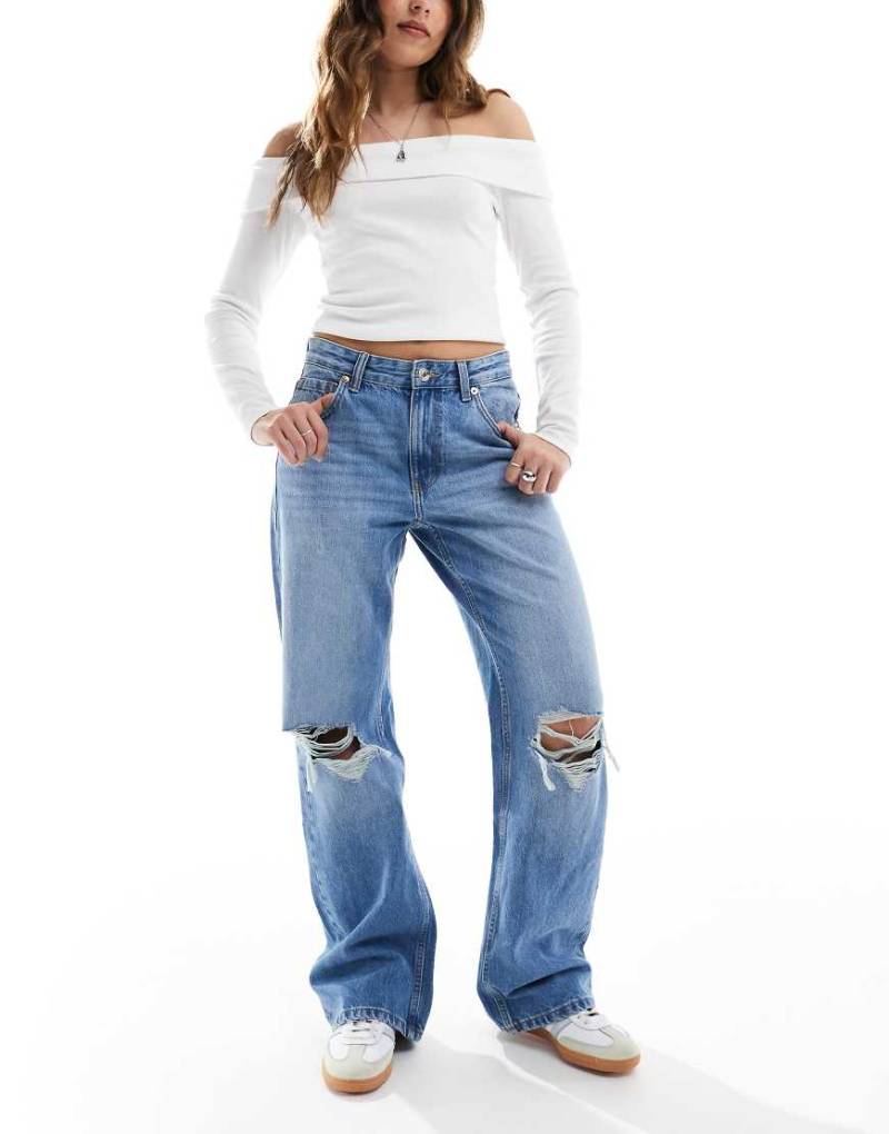 Bershka - Jeans in Mittelblau mit zerrissenem Knie und weitem Bein von Bershka