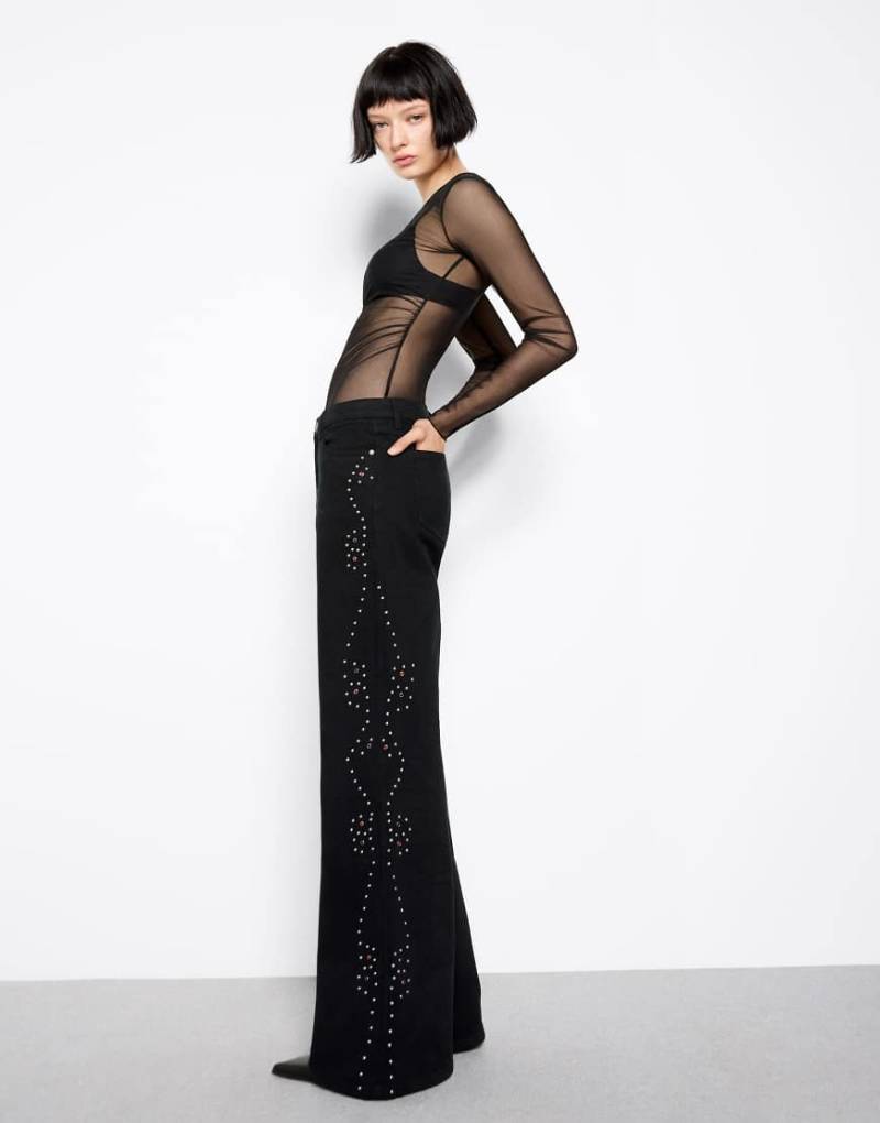 Bershka - Jeans in Schwarz mit niedrigem Bund, weitem Bein und Nieten von Bershka