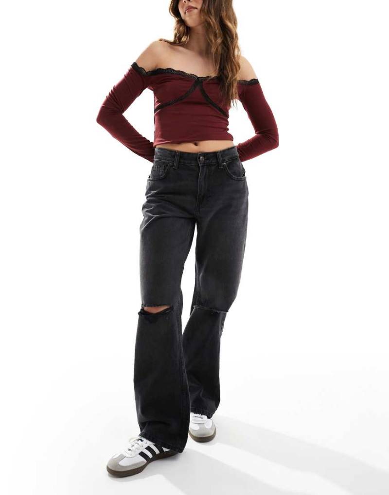 Bershka - Jeans in Schwarz mit weitem Schnitt und Knierissen von Bershka