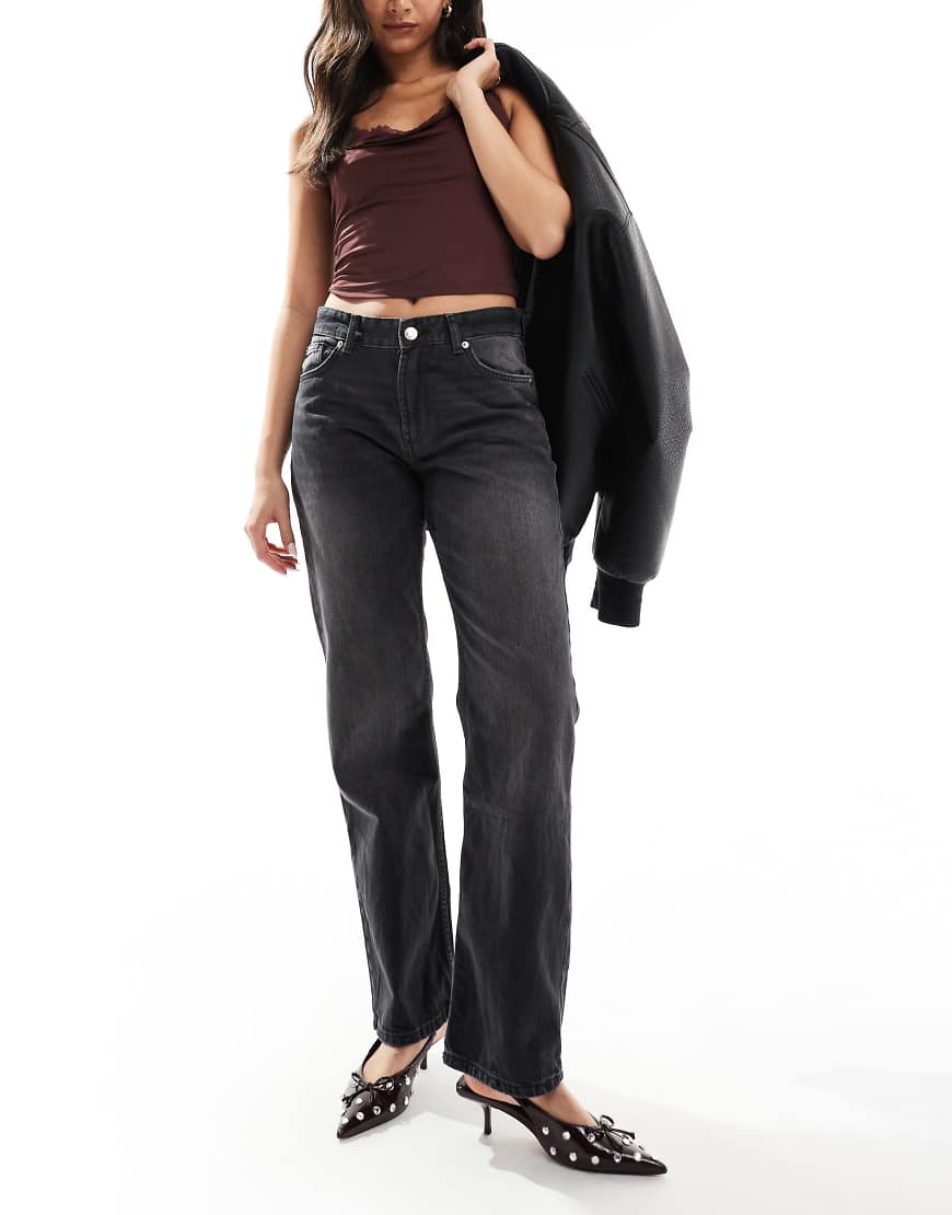 Bershka - Jeans in verwaschenem Schwarz mit geradem Bein Bershka - Jeans in verwaschenem Schwarz mit geradem Bein von Bershka