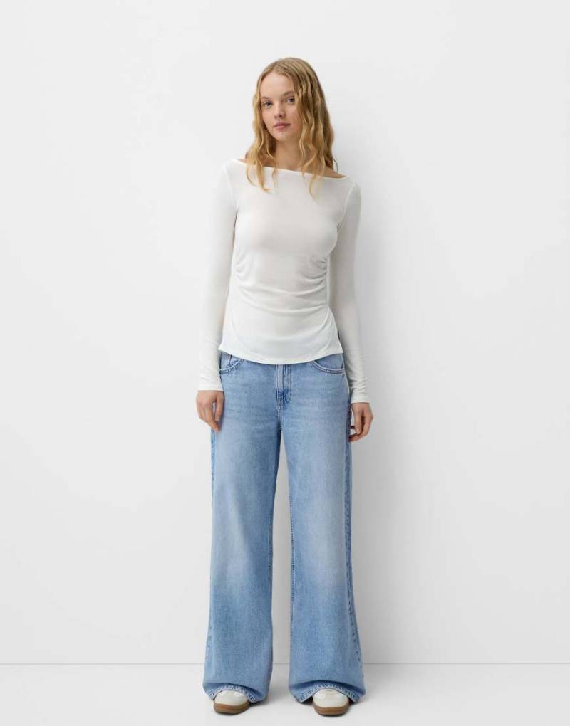 Bershka - Jeans mit weitem Schnitt in Mittelblau von Bershka