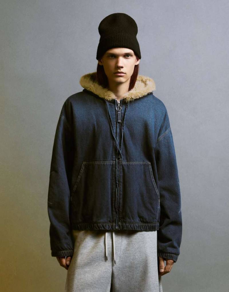 Bershka - Jeansjacke in Blau mit Kunstpelzkragen-Marineblau von Bershka