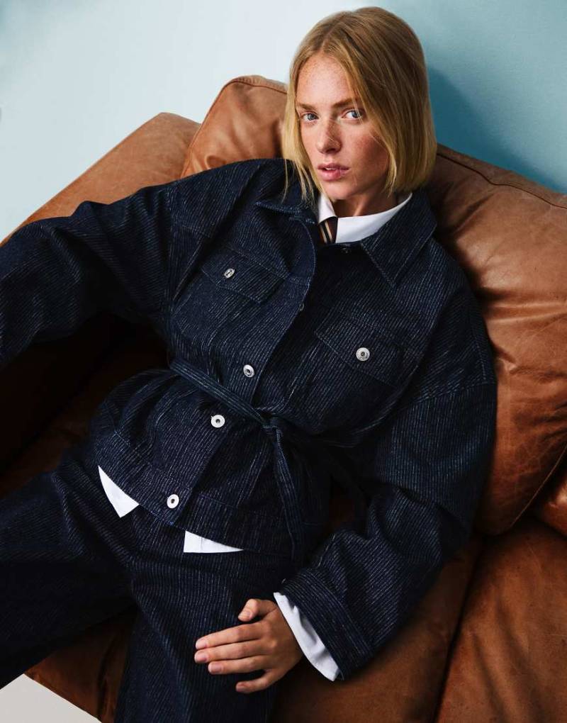 Bershka - Jeansjacke in Blau mit Strukturmuster-Marineblau Bershka - Jeansjacke in Blau mit Strukturmuster-Marineblau von Bershka