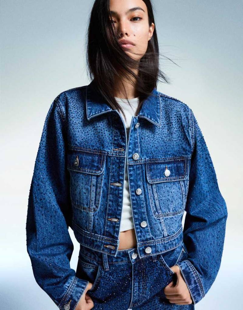 Bershka - Jeansjacke in Dunkelblau mit Strassverzierung von Bershka