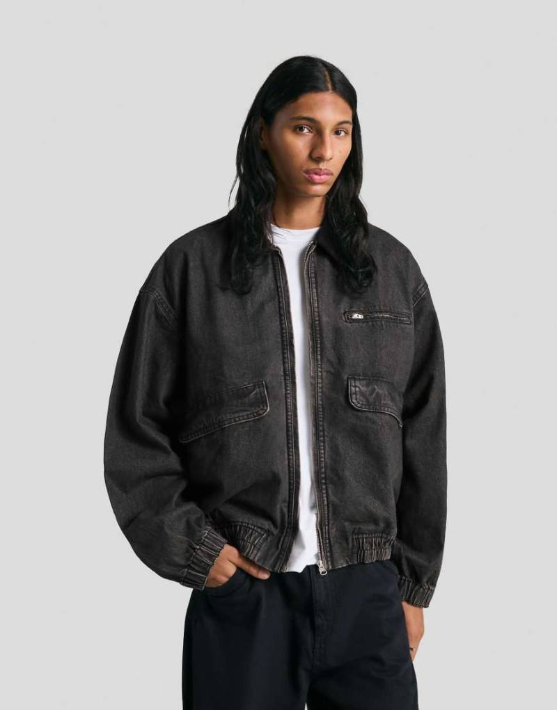 Bershka - Jeansjacke in Schwarz mit Taschen von Bershka