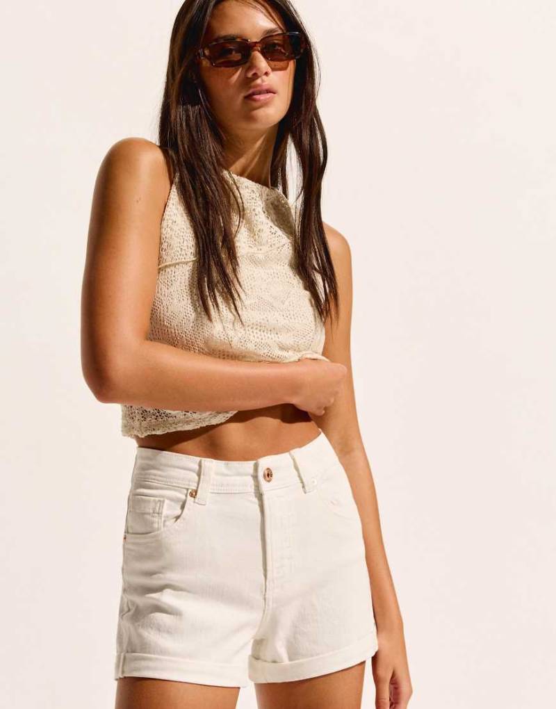 Bershka - Jeansshorts in Weiß mit aufgerolltem Saum von Bershka
