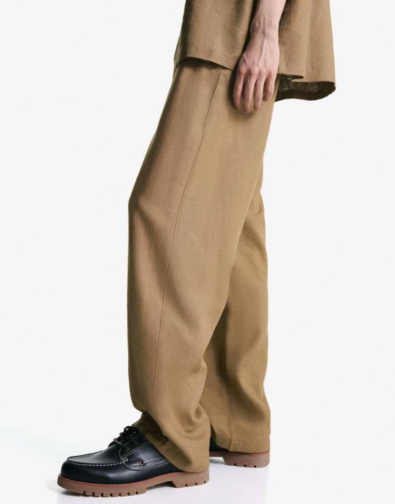 Bershka - Jogginghose aus Leinenmix in Camel mit weitem Bein-Neutral von Bershka