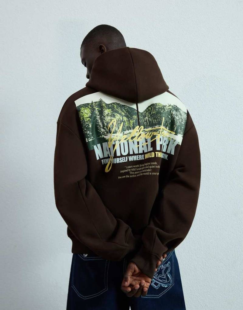 Bershka - Kapuzenpullover in Braun mit Print-Brown von Bershka