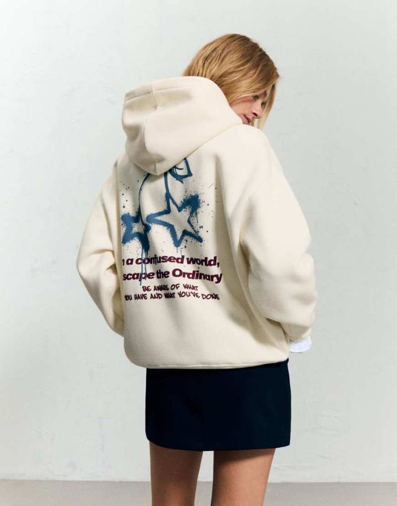 Bershka - Kapuzenpullover in Ecru mit Print-Weiß Bershka - Kapuzenpullover in Ecru mit Print-Weiß von Bershka