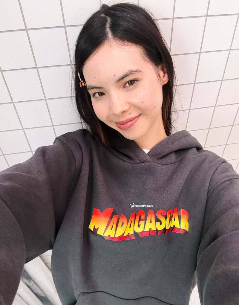 Bershka - Kapuzenpullover in Grau mit „Madagascar"-Print Bershka - Kapuzenpullover in Grau mit „Madagascar"-Print von Bershka