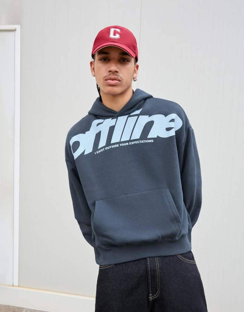 Bershka - Kapuzenpullover in Jeansblau mit Print von Bershka