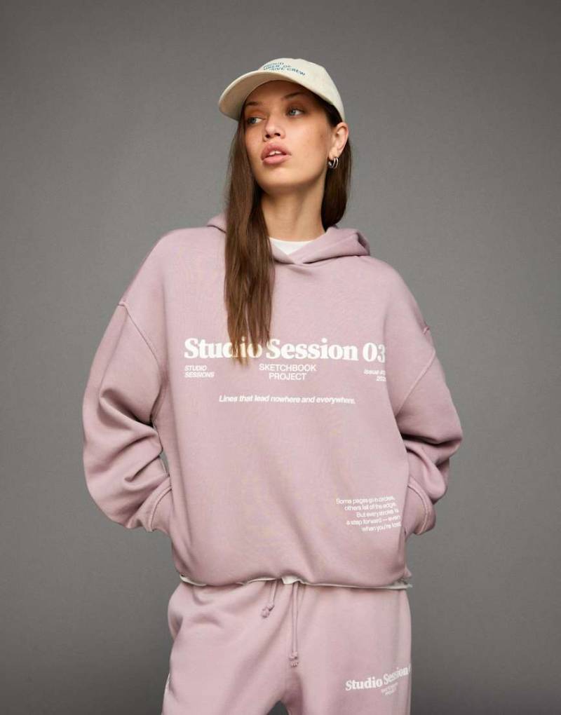 Bershka - Kapuzenpullover in Lila mit Print Bershka - Kapuzenpullover in Lila mit Print von Bershka