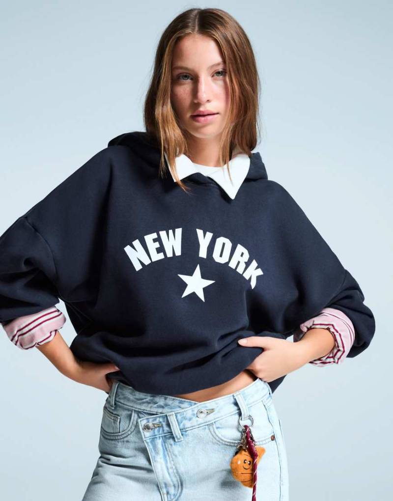 Bershka - Kapuzenpullover in Marineblau mit Print von Bershka