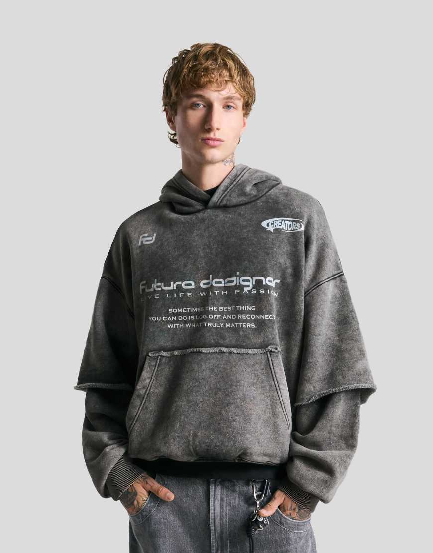 Bershka - Kapuzenpullover in Schwarz und Weiß mit doppellagigen Ärmeln und Print von Bershka