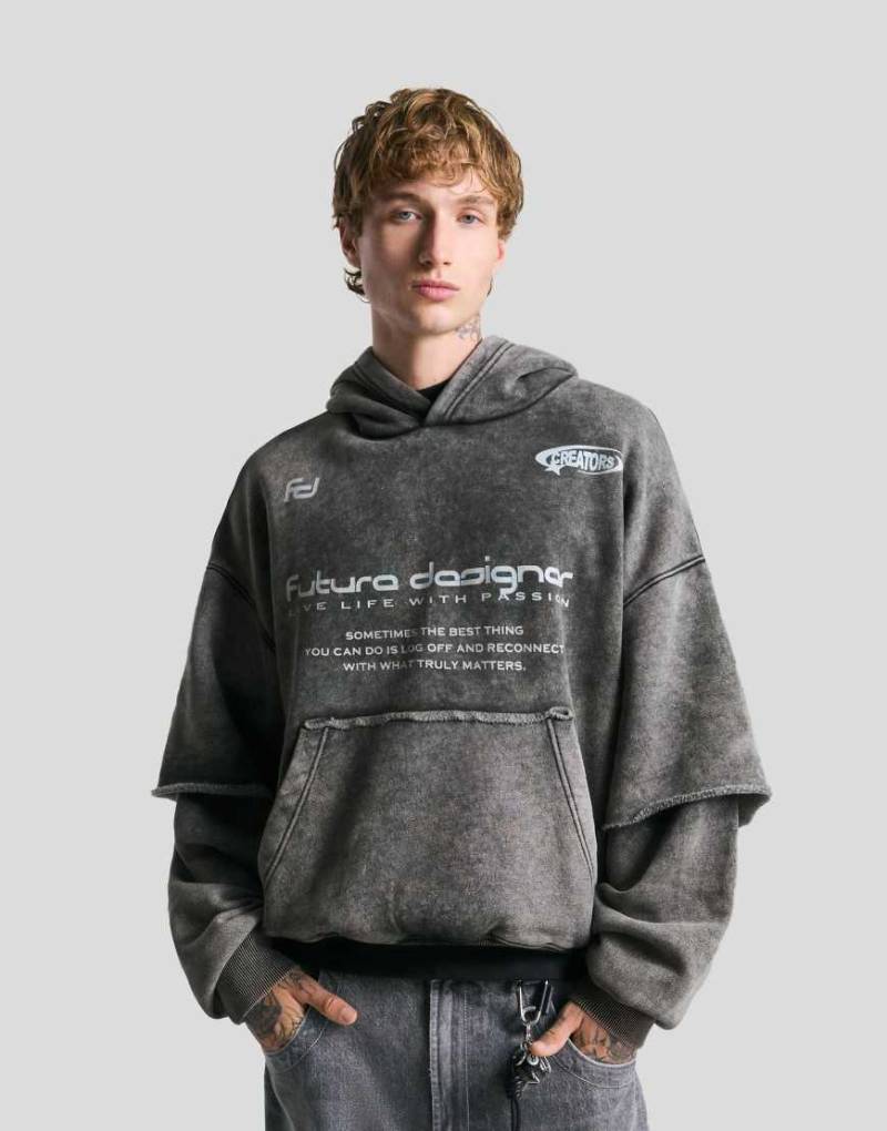 Bershka - Kapuzenpullover in Schwarz und Weiß mit doppellagigen Ärmeln und Print von Bershka