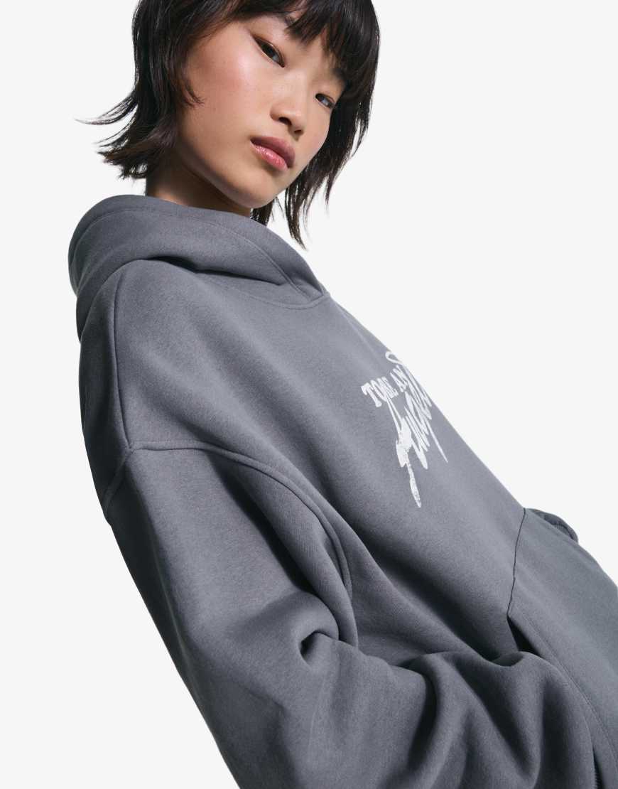 Bershka - Kapuzenpullover in verwaschenem Grau mit Print von Bershka