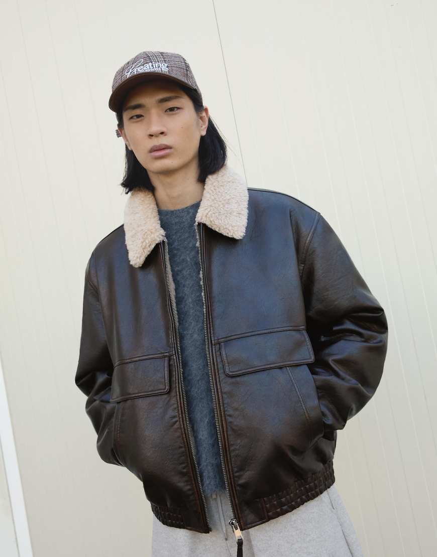 Bershka - Kastige Jacke aus Kunstleder in Braun-Brown von Bershka