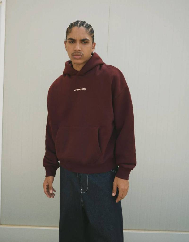 Bershka - Kastiger Kapuzenpullover in Braun mit Print-Brown von Bershka