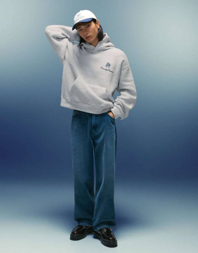 Bershka - Kastiger Kapuzenpullover in Grau mit Print von Bershka