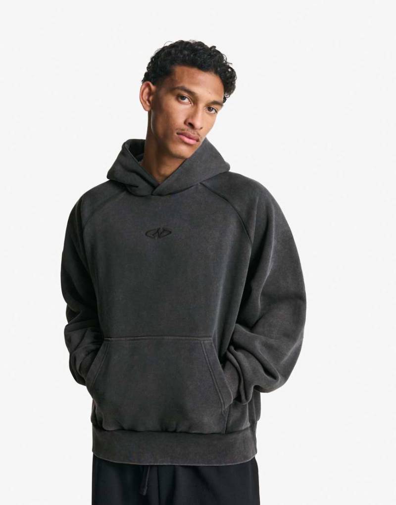 Bershka - Kastiger Kapuzenpullover in Schwarz und Weiß von Bershka