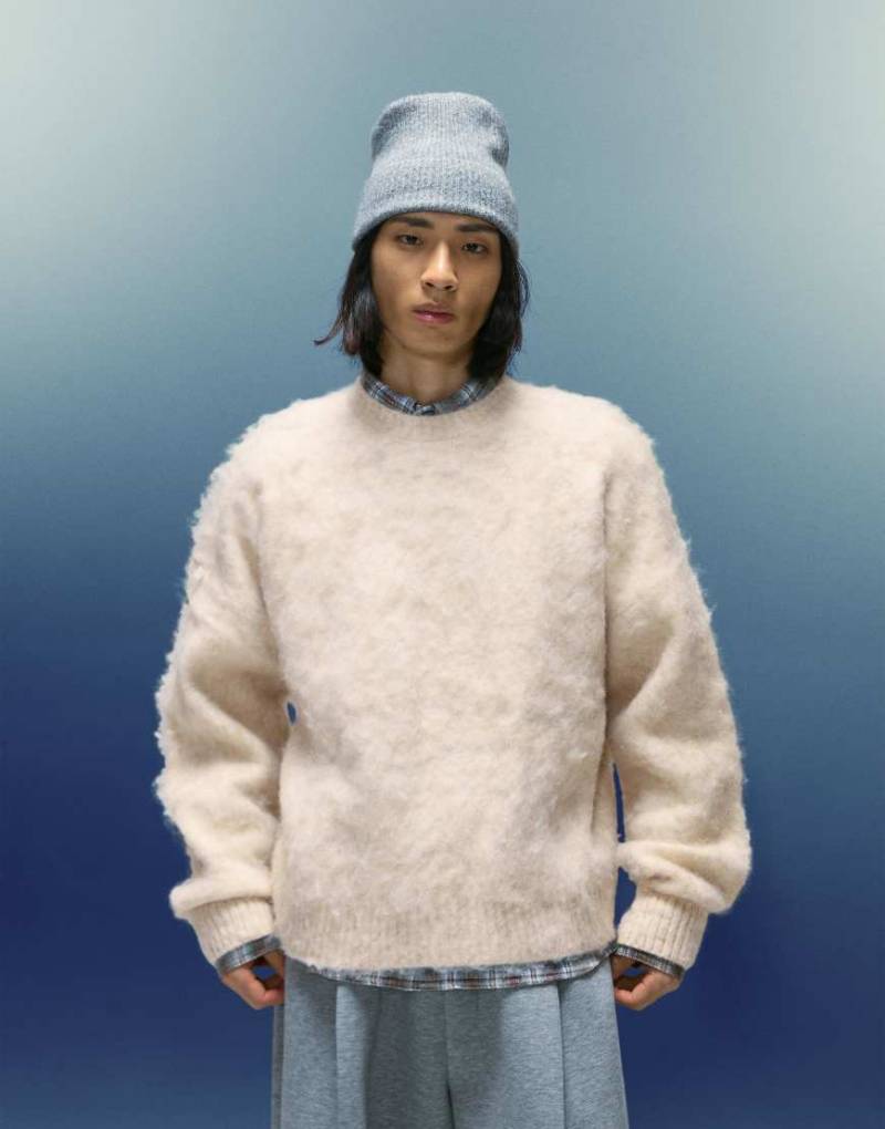 Bershka - Kastiger Pullover aus Kunstpelz in Beige-Neutral von Bershka