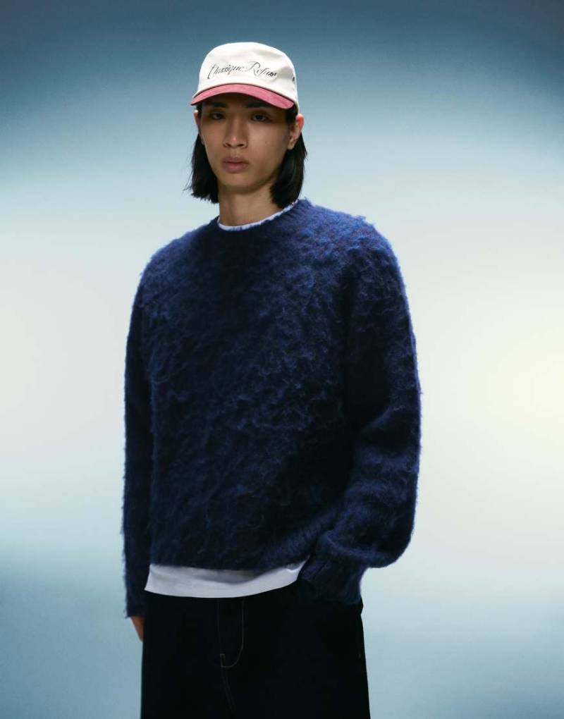 Bershka - Kastiger Pullover aus Kunstpelz in Blau-Marineblau von Bershka