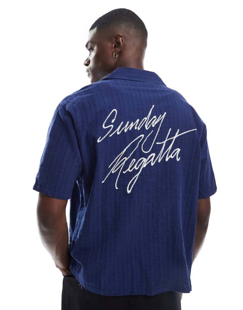 Bershka - Kastiges Hemd in gestreiftem Marineblau von Bershka