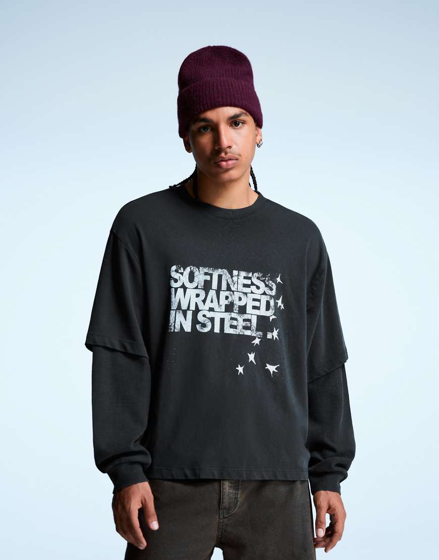 Bershka - Kastiges T-Shirt in Grau mit Print und doppellagigen Ärmeln von Bershka