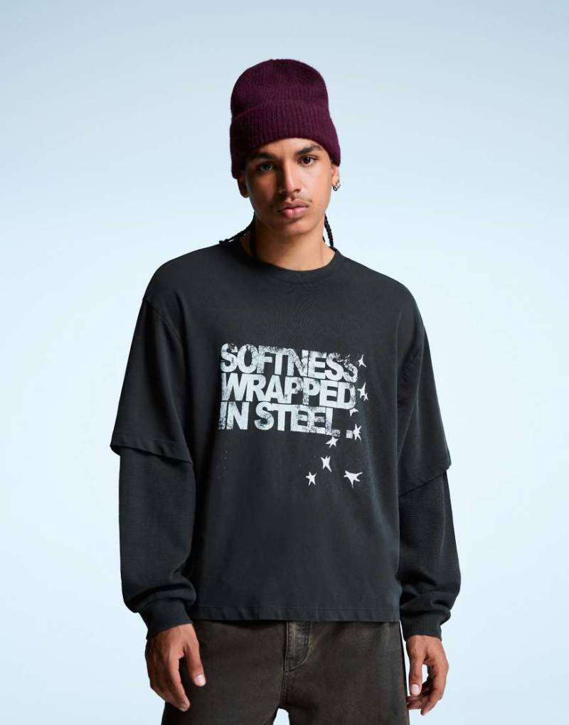 Bershka - Kastiges T-Shirt in Grau mit Print und doppellagigen Ärmeln von Bershka