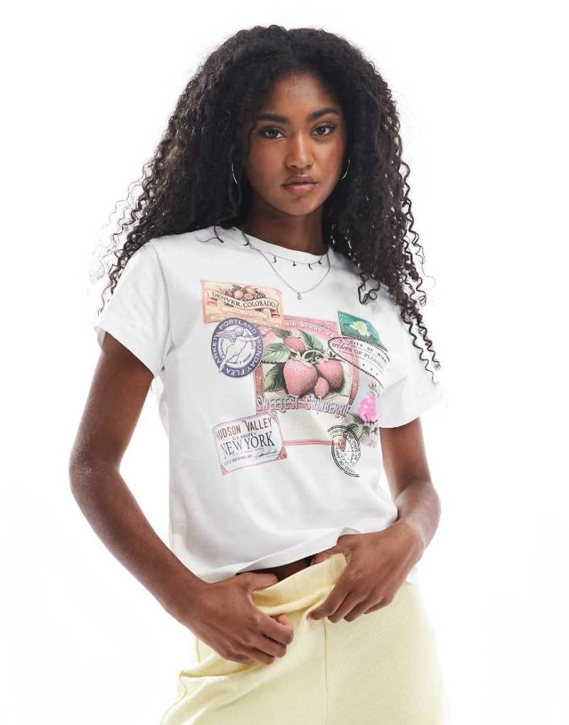 Bershka - Knapp geschnittenes Cropped T-Shirt in Weiß mit Fruchtprint von Bershka