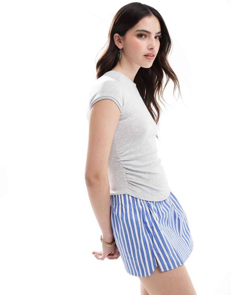 Bershka - Knapp geschnittenes T-Shirt in Grau meliert mit Raffung an der Seite von Bershka