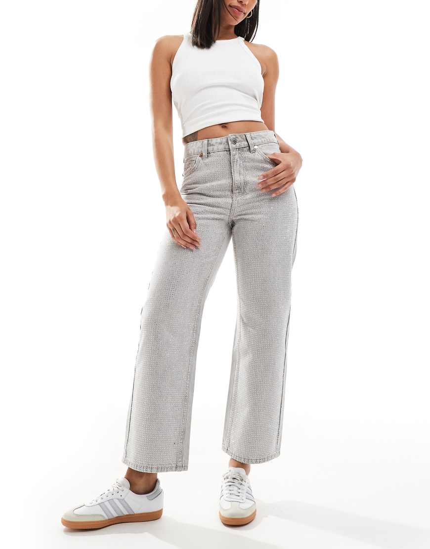 Bershka - Knöchellange Jeans in grauer Waschung mit weitem, geradem Bein Bershka - Knöchellange Jeans in grauer Waschung mit weitem, geradem Bein von Bershka