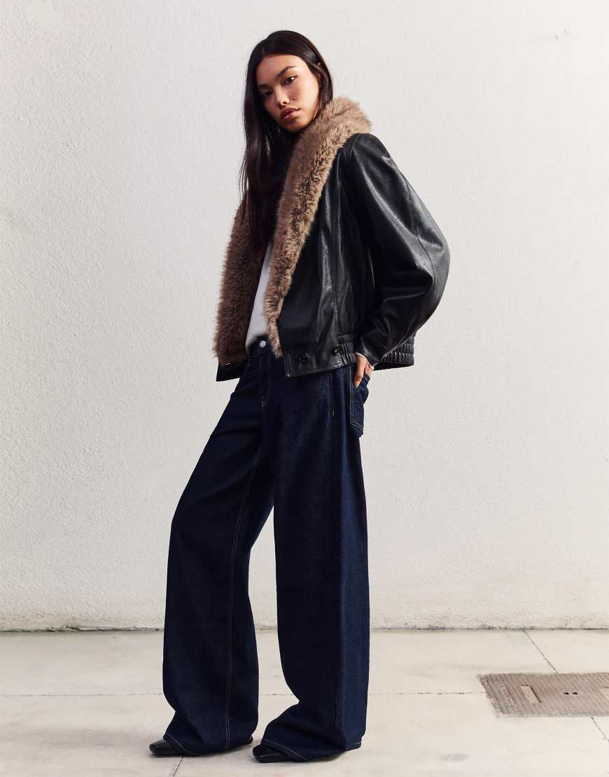 Bershka - Kunstlederjacke in Schwarz mit Kunstpelzkragen von Bershka