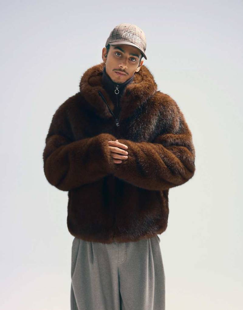 Bershka - Kunstpelz-Jacke in Braun mit Kapuze-Brown von Bershka