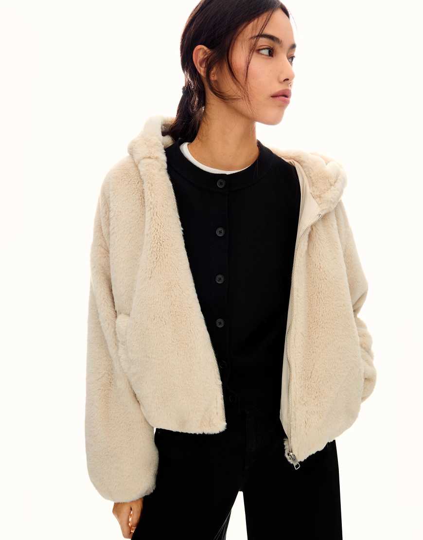 Bershka - Kunstpelz-Jacke mit Kapuze in Beige-Neutral Bershka - Kunstpelz-Jacke mit Kapuze in Beige-Neutral von Bershka