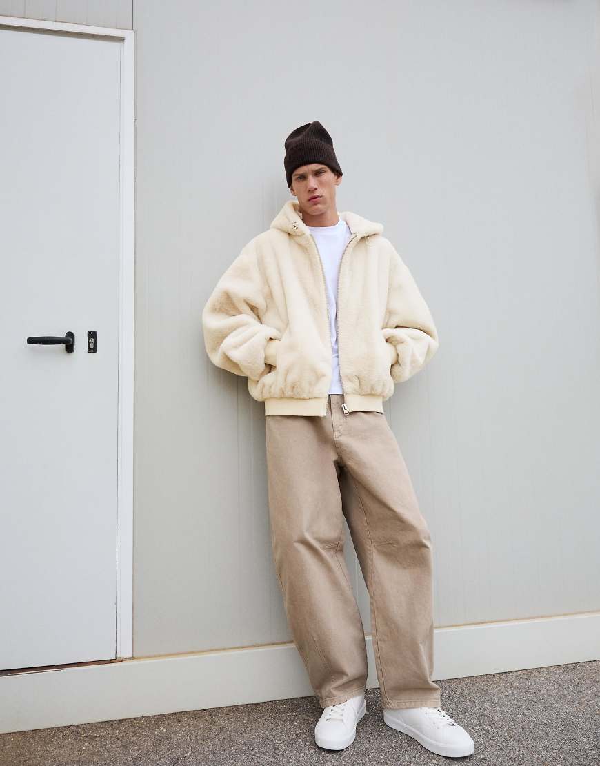 Bershka - Kunstpelzjacke in Ecru mit Kapuze-Weiß von Bershka