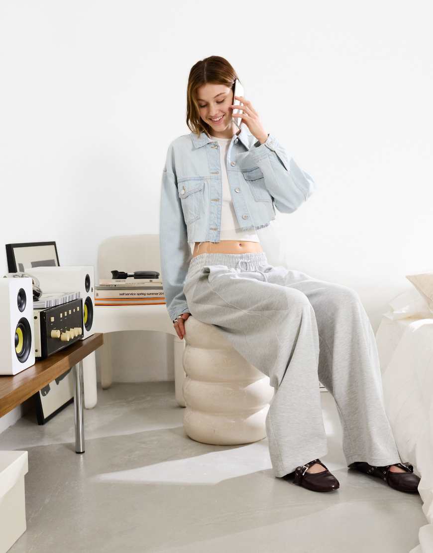 Bershka - Kurz geschnittene Jeansjacke in Hellblau Bershka - Kurz geschnittene Jeansjacke in Hellblau von Bershka
