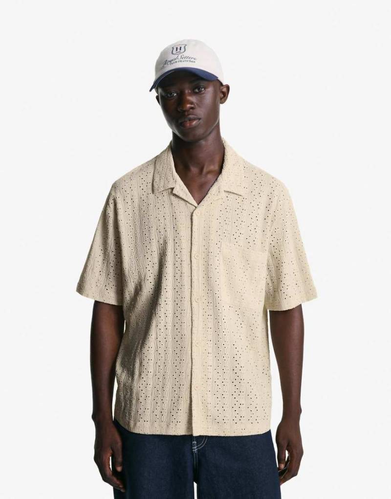 Bershka - Kurzärmliges, besticktes Hemd in Beige-Neutral von Bershka