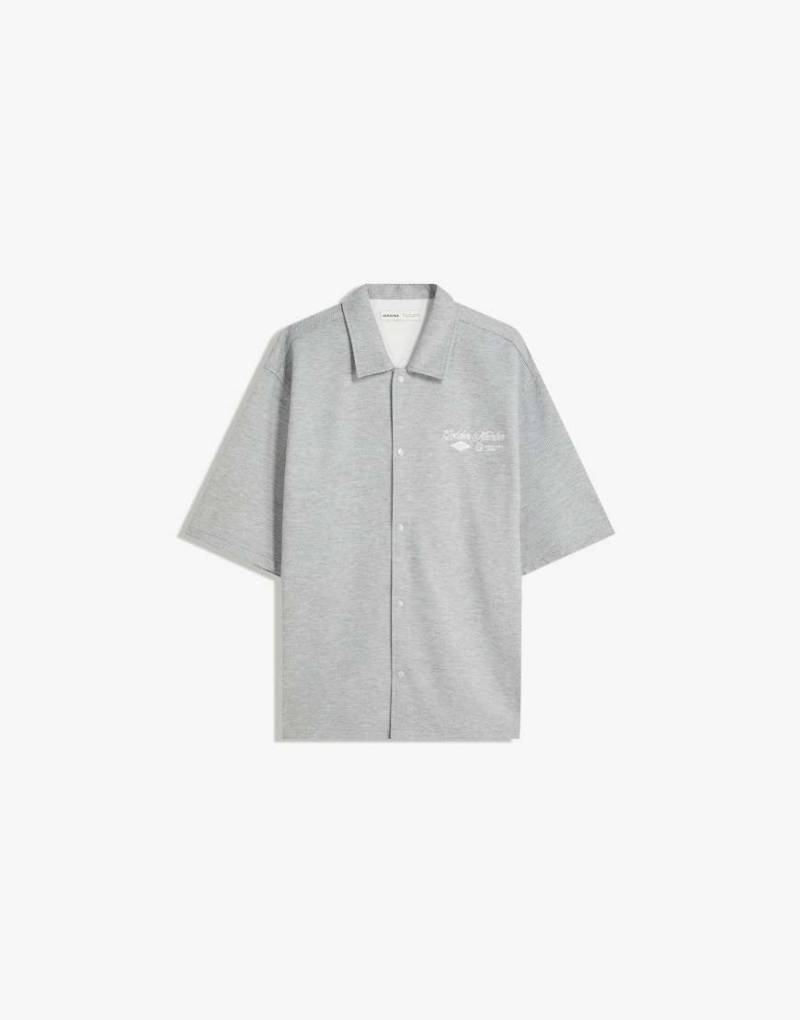 Bershka - Kurzärmliges, besticktes Hemd in Hellgrau von Bershka